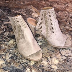 Women’s wedge sandals size 7